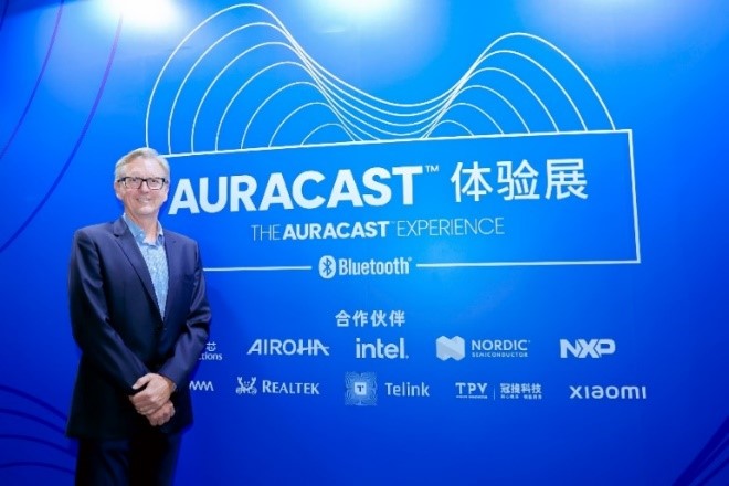 1697176626499685.jpg 图1 蓝牙技术联盟首席市场官Ken Kolderup(孔德荣)在上海AuracastTM体验展.jpg