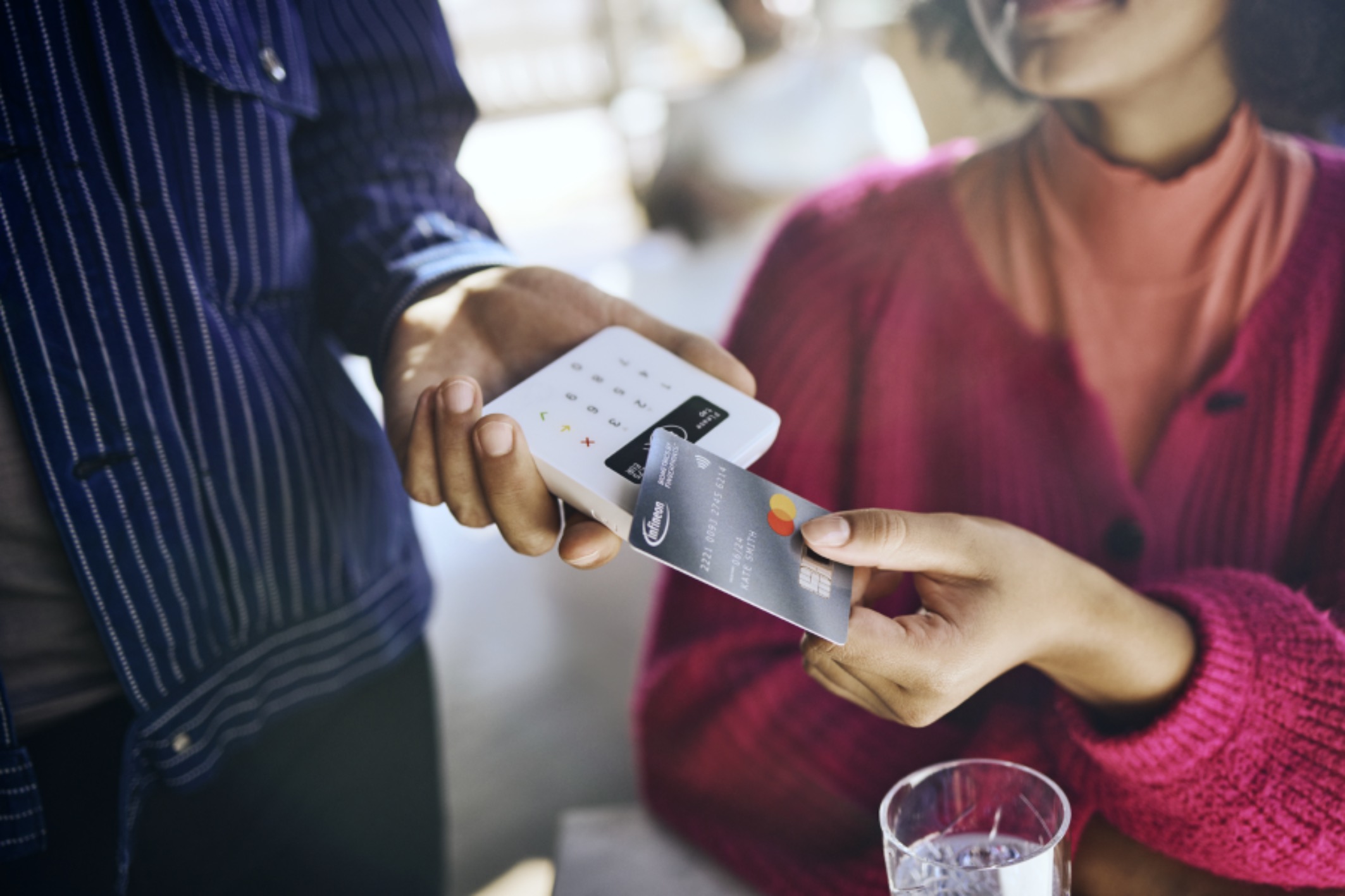 1730448030867308.jpg 配图1:SECORA™ Pay Bio支付卡交易.jpg