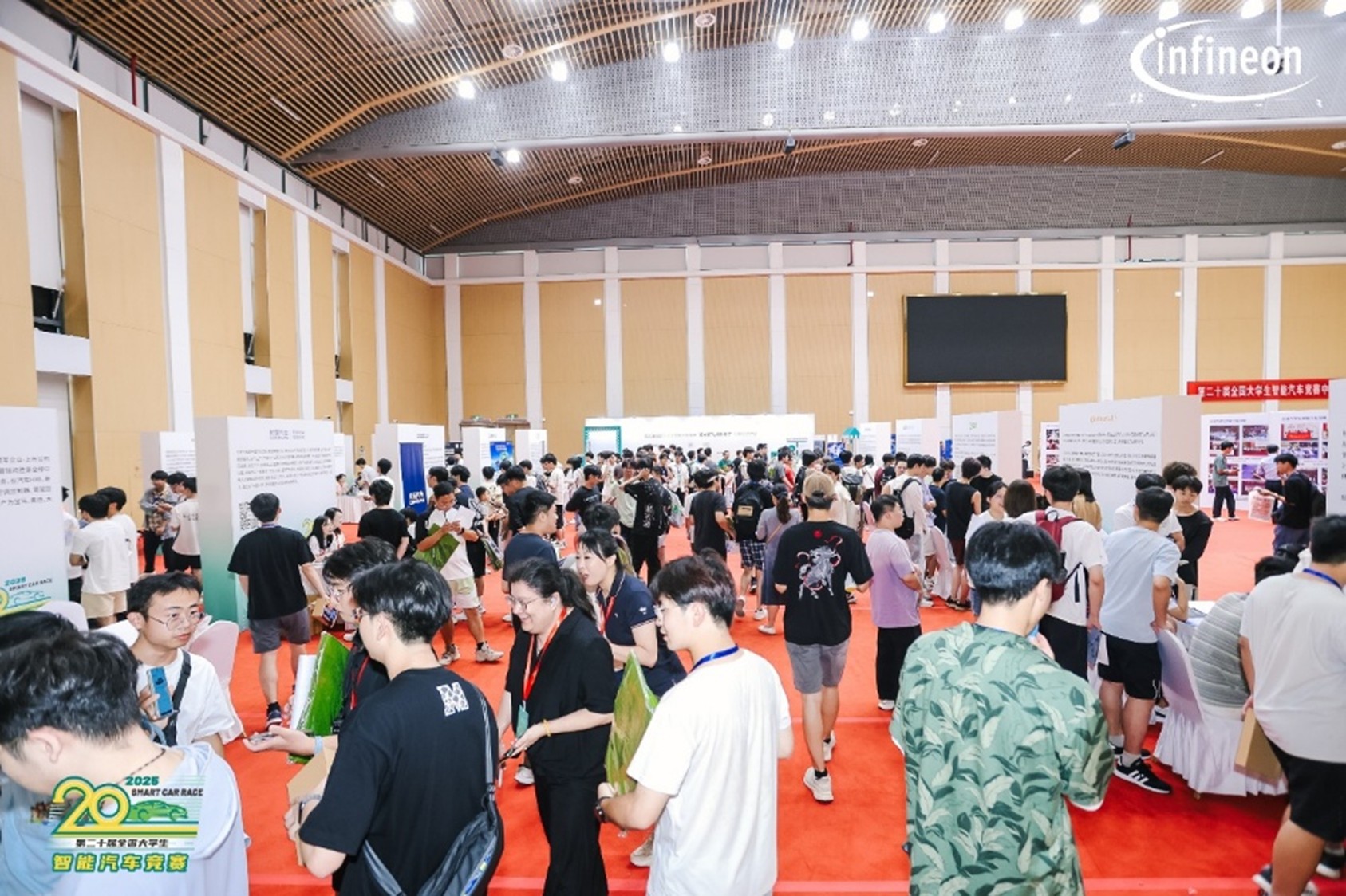 配图2：第二十届全国大学生智能汽车竞赛总决赛同期，由英飞凌发起并举办的 “英才腾飞，创新筑梦”企业招聘会现场.jpg