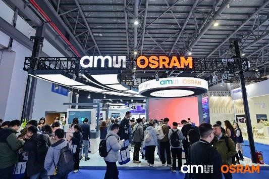 艾迈斯欧司朗携多款车规级的创新产品亮相展台，吸引众多观众驻足交流.jpg